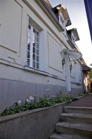 Chambre grise dans une demeure du 16ème à Saumur comprenant cuisine équipée Exterior foto