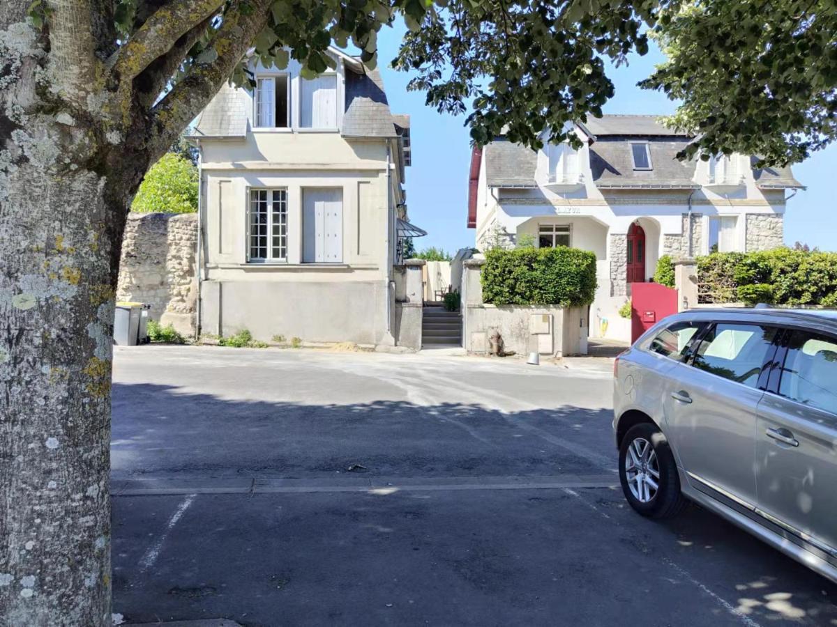 Chambre grise dans une demeure du 16ème à Saumur comprenant cuisine équipée Exterior foto